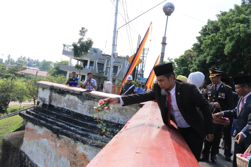 Tabur Bunga Di Jembatan Ratapan Ibu Payakumbuh